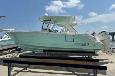 BOATZON | Robalo R302 2023