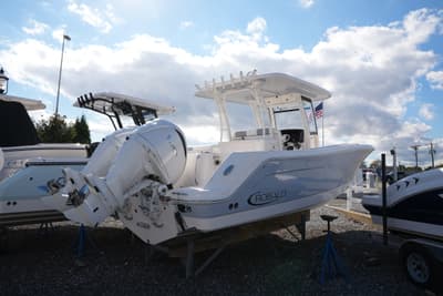 BOATZON | Robalo R302 2025