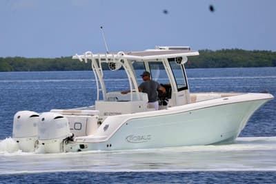 BOATZON | Robalo R302 Center Console 2018