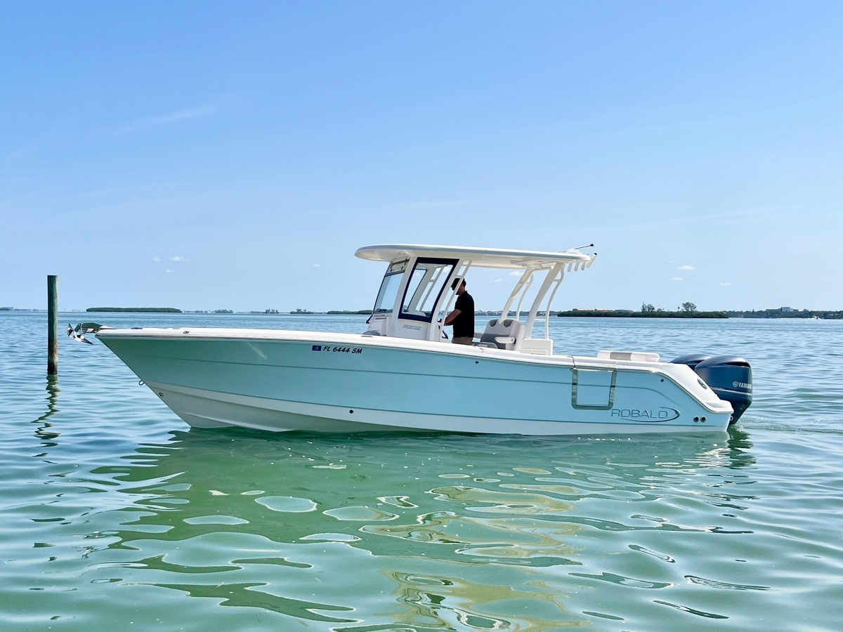 2020 Robalo R302 Center Console - Sold Boat