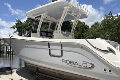 BOATZON | Robalo R302 Center Console 2023