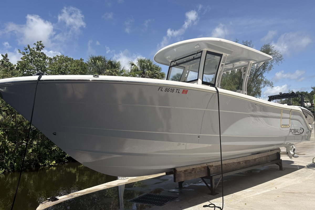 2023 Robalo R302 Center Console - Sold Boat