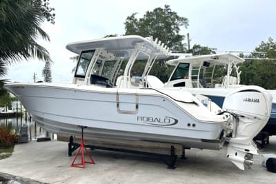 BOATZON | Robalo R302 Center Console 2023