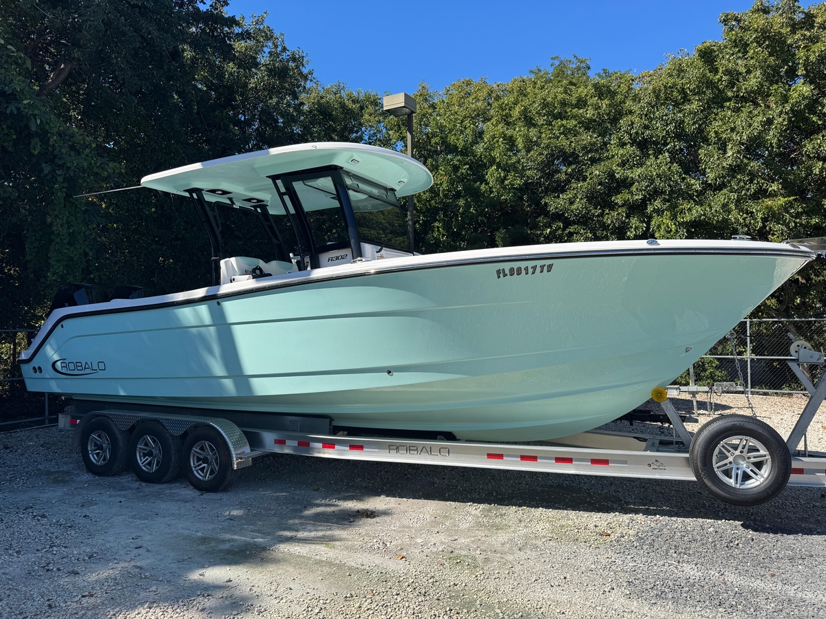 2024 Robalo R302 Center Console - Sold Boat