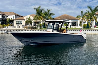 BOATZON | Robalo R302 Center Console 2025