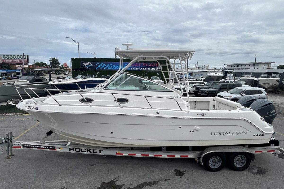 2018 Robalo R305 Walkaround - Sold Boat