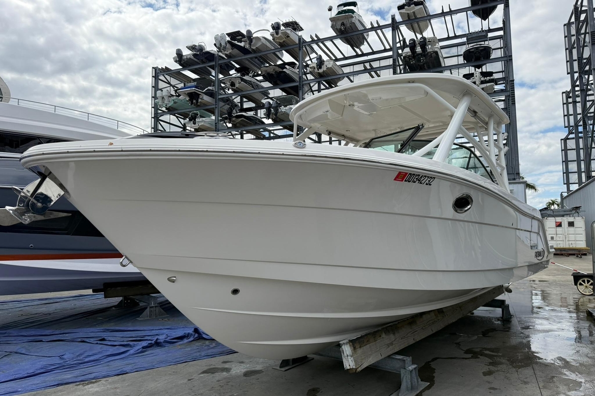 2024 Robalo R317 Dual Console - Sold Boat