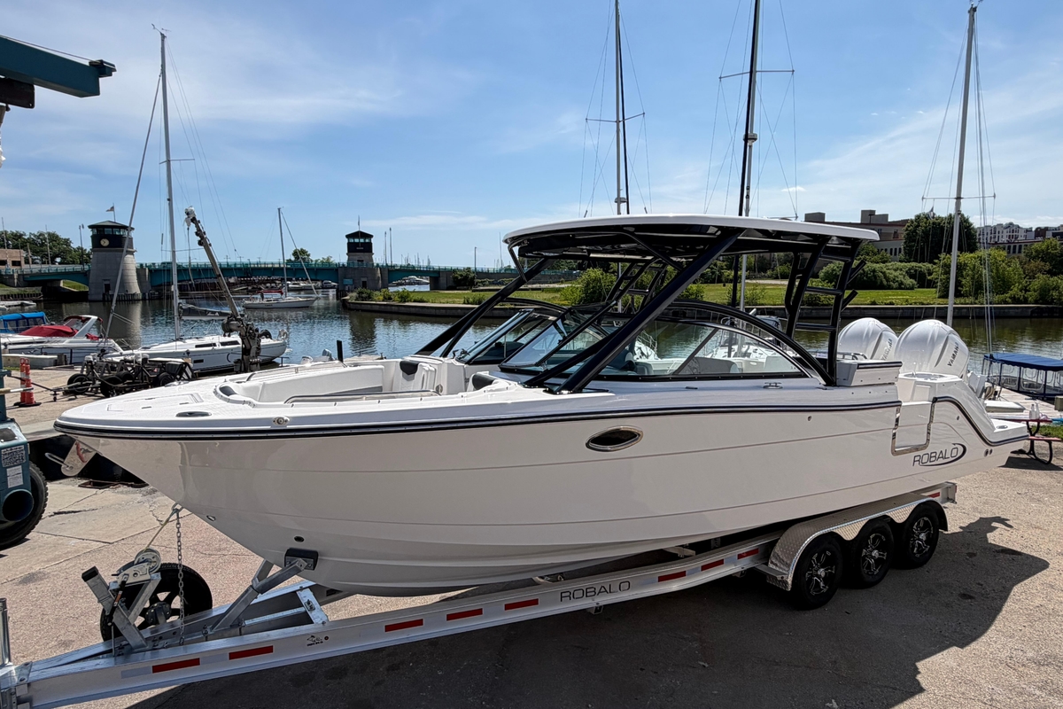 2026 Robalo R317 Dual Console - Sold Boat