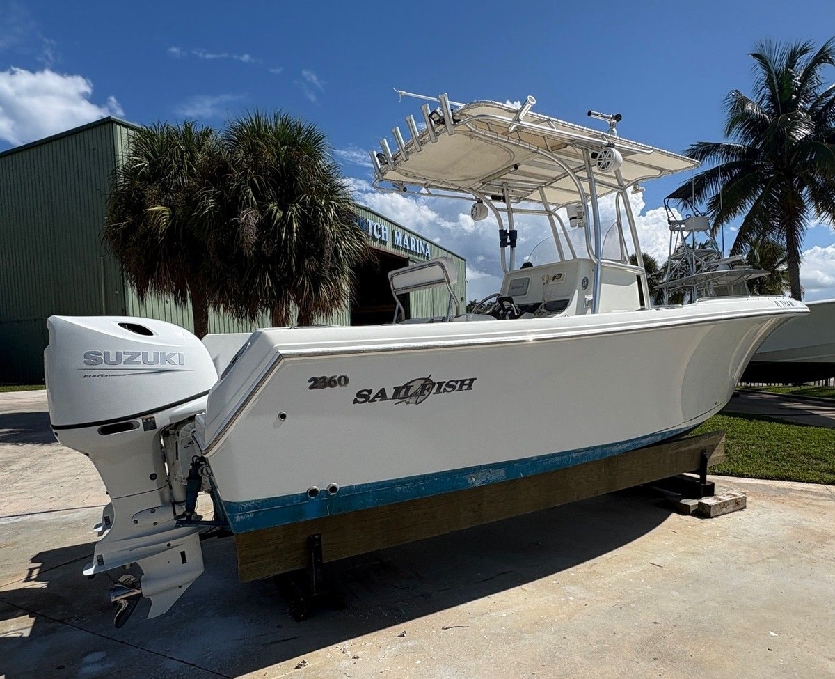 2007 Sailfish 2360 CC - Sold Boat