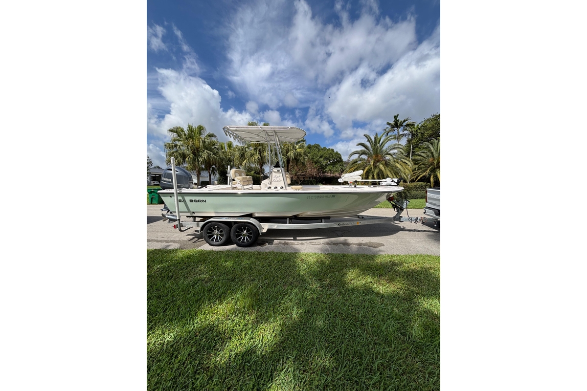 2020 Sea Born FX22 Bay - Sold Boat