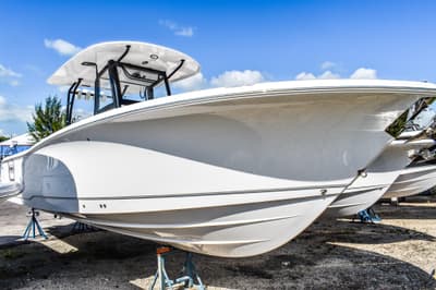 BOATZON | Sea Hunt Ultra 305 Coffin Box 2026