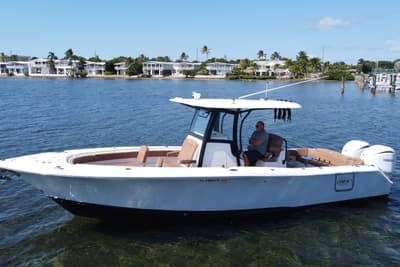 BOATZON | Sea Hunt Ultra 305 SE 2022