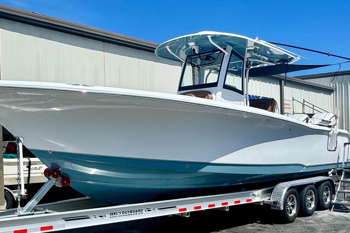 2025 Sea Hunt Ultra 305 SE - Sold Boat