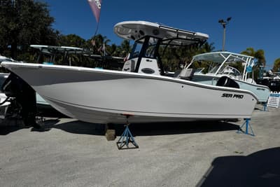 BOATZON | Sea Pro 242 Center Console 2026