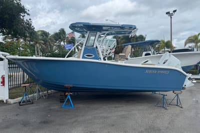 BOATZON | Sea Pro 242 Center Console 2026