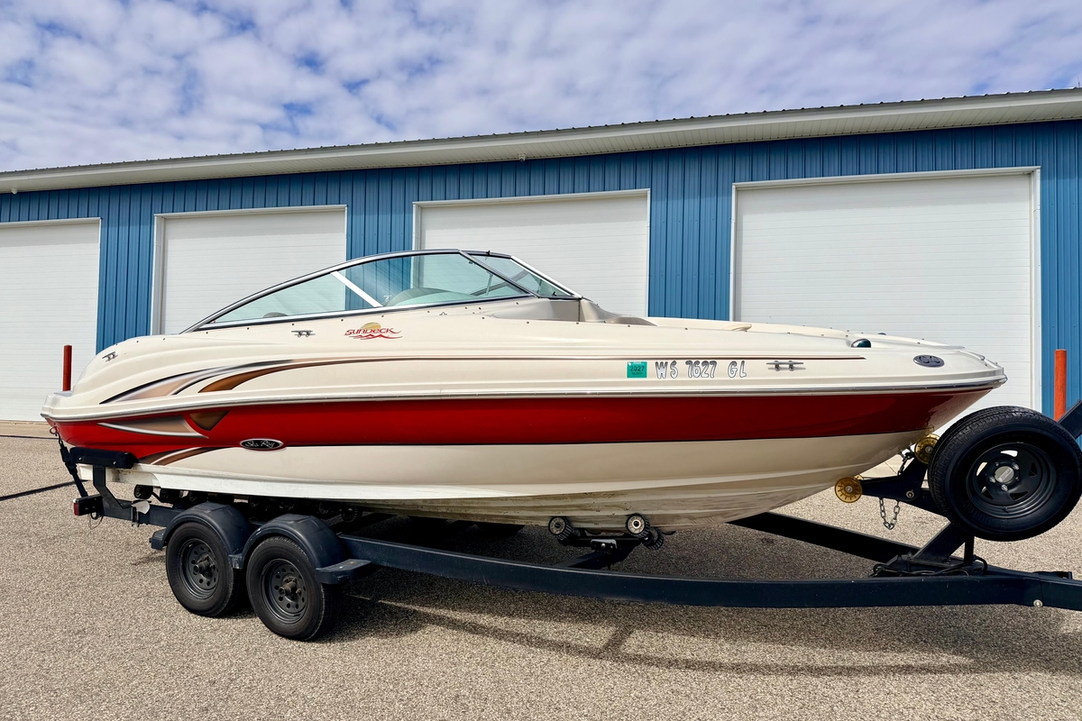 2003 Sea Ray 200 Sundeck - Sold Boat