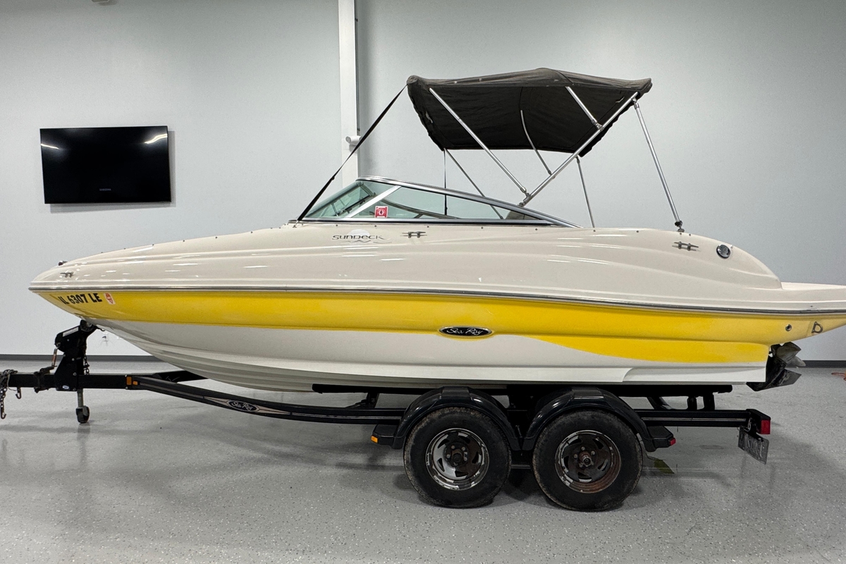 2004 Sea Ray 200 Sundeck - Sold Boat