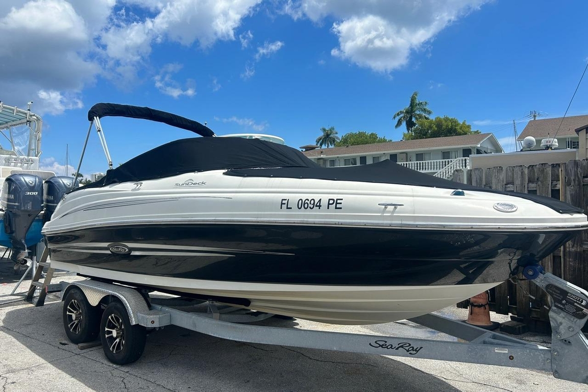 2011 Sea Ray 200 Sundeck - Sold Boat