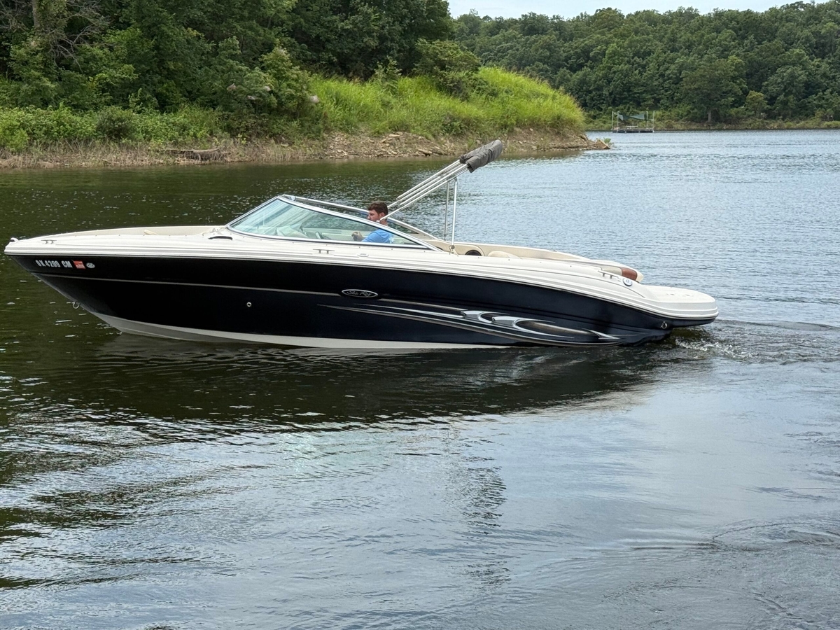 2004 Sea Ray 220 Select - Sold Boat