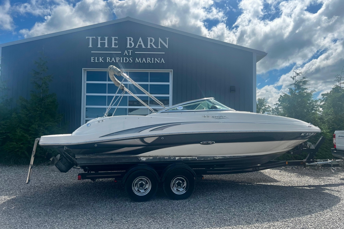 2003 Sea Ray 220 Sundeck - Sold Boat