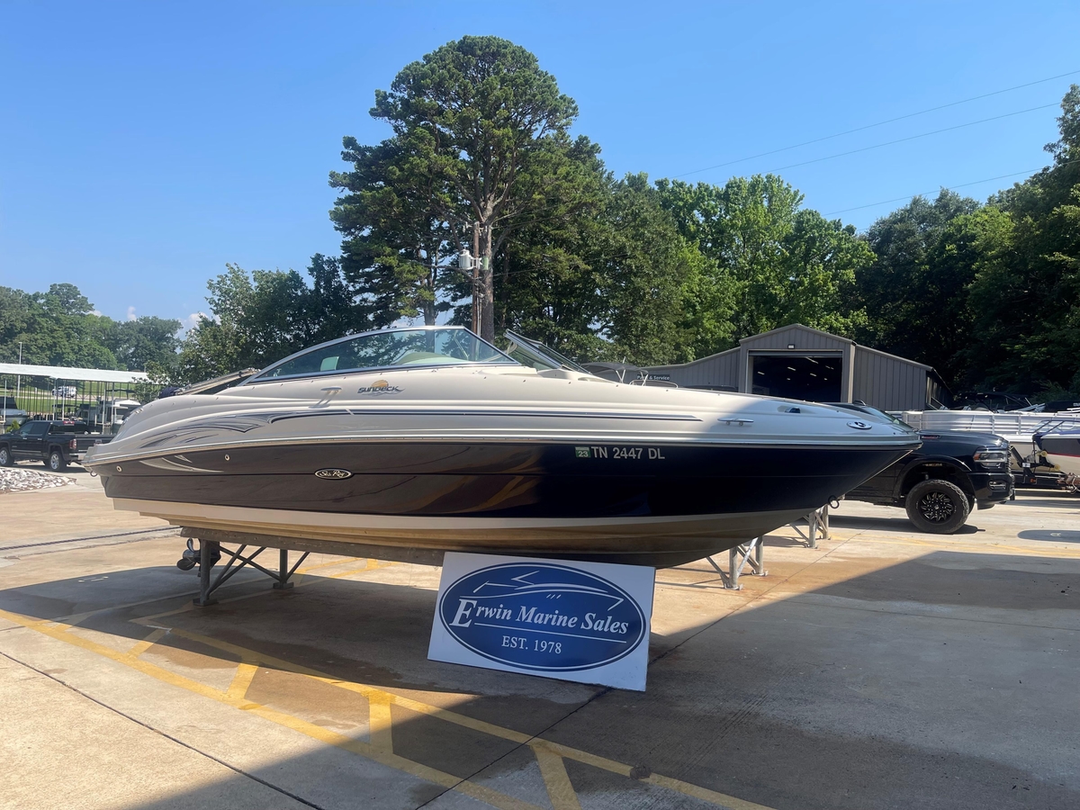 2005 Sea Ray 220 Sundeck - Sold Boat