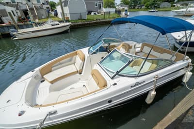 BOATZON | Sea Ray 220 Sundeck 2011
