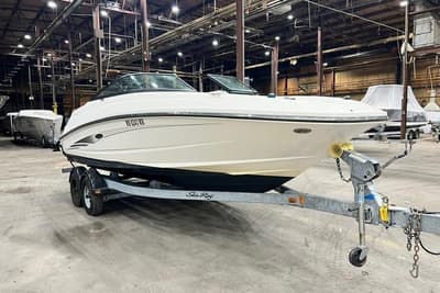 BOATZON | Sea Ray 220 Sundeck Outboard 2016 BOATZON | Sea Ray 220 Sundeck Outboard 2016