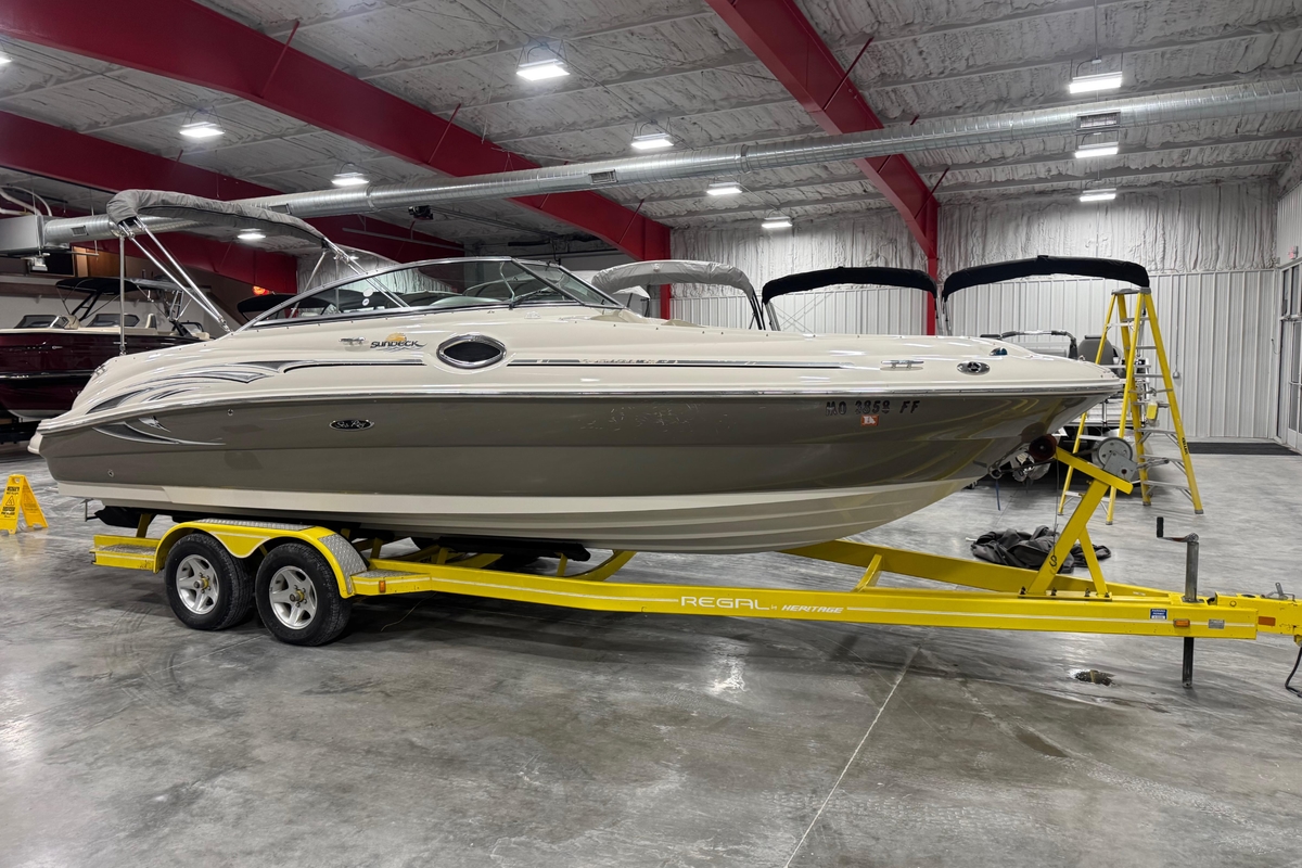 2005 Sea Ray 240 Sundeck - Sold Boat