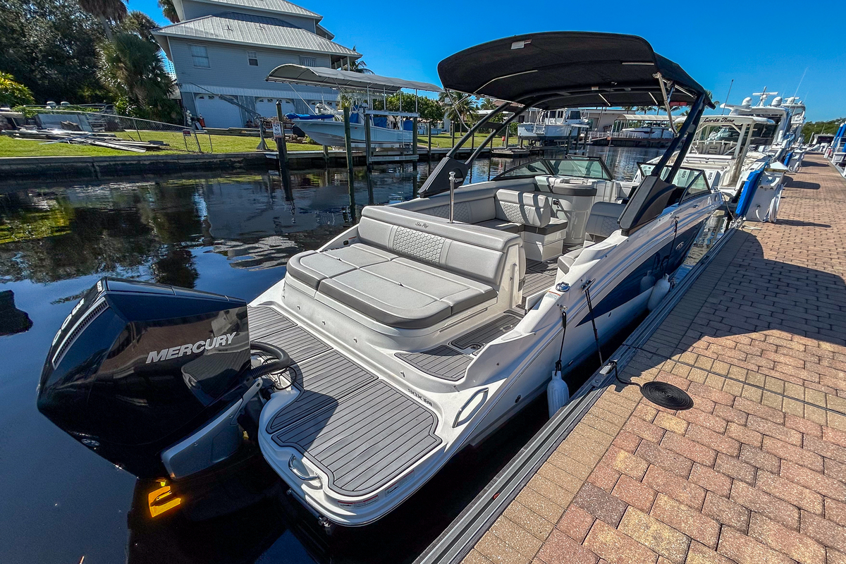2021 Sea Ray 270 SDX OUTBOARD - Sold Boat