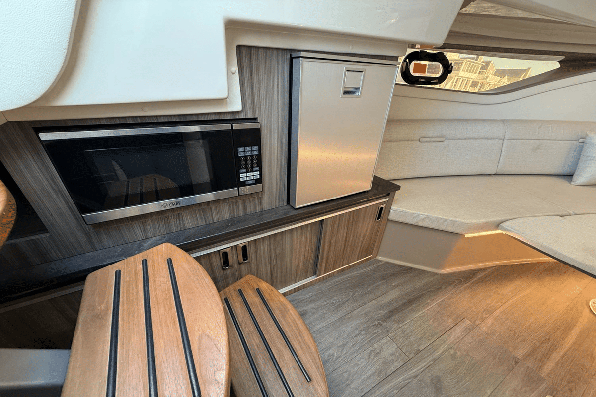 2021 Sea Ray 320 SUNDANCER - Sold Boat
