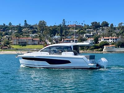 BOATZON | Sealine C335V 2025