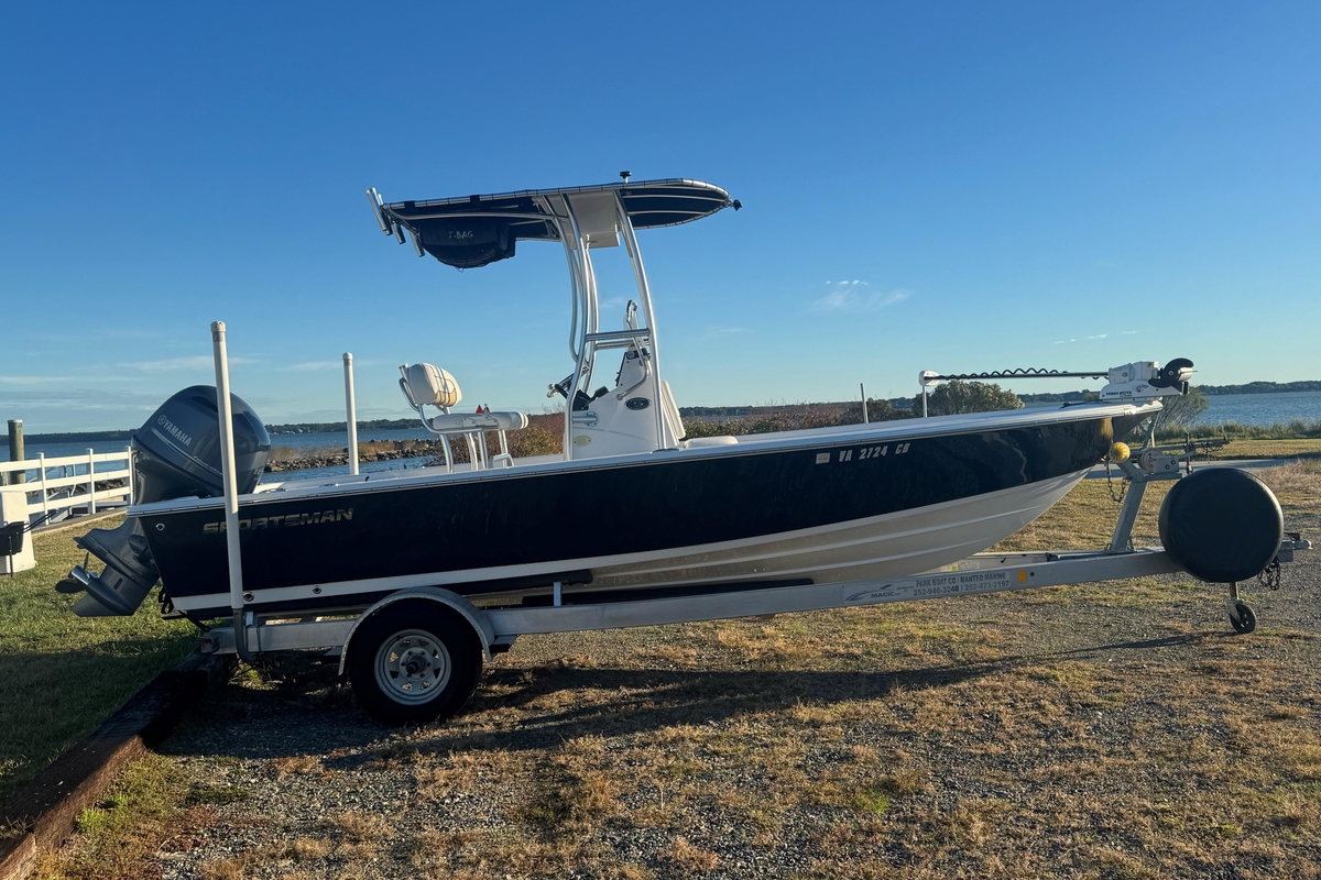 2015 Sportsman Masters 207 Bay Boat - Sold Boat
