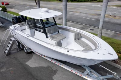 BOATZON | Sportsman Open 322 Center Console 2025