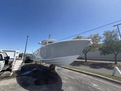BOATZON | Sportsman Open 322 Center Console 2026