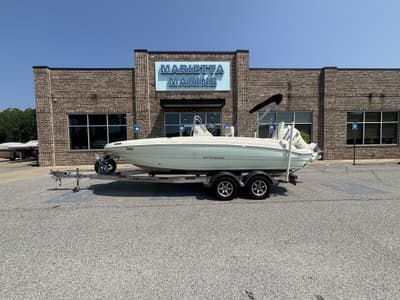 BOATZON | Stingray Boats 206CC w Suzuki 150 HP  4Stroke Engine and Trailer 2017