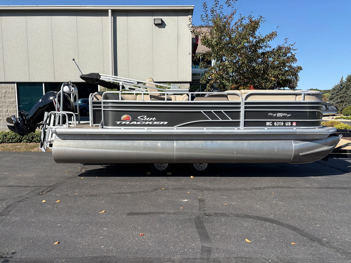 2022 Sun Tracker 20 Party Barge DLX - Sold Boat