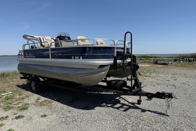BOATZON | Sun Tracker Bass Buggy 18 DLX 2024