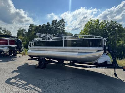 BOATZON | Sun Tracker BASS BUGGY 18 DLX 2027