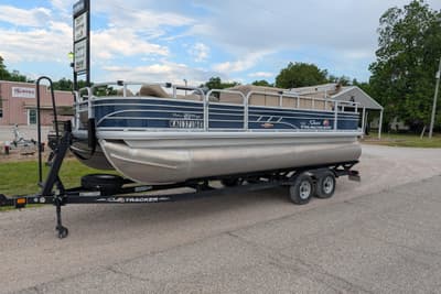 BOATZON | Sun Tracker Fishin Barge 20 DLX 2023