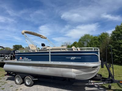 BOATZON | Sun Tracker Fishin Barge 20 DLX 2024