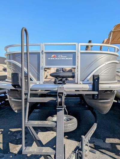 BOATZON | Sun Tracker Fishin Barge 20 DLX 2024