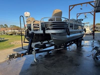 BOATZON | Sun Tracker Fishin Barge 20 DLX 2026