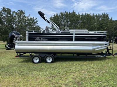BOATZON | Sun Tracker Fishin Barge 20 DLX 2026