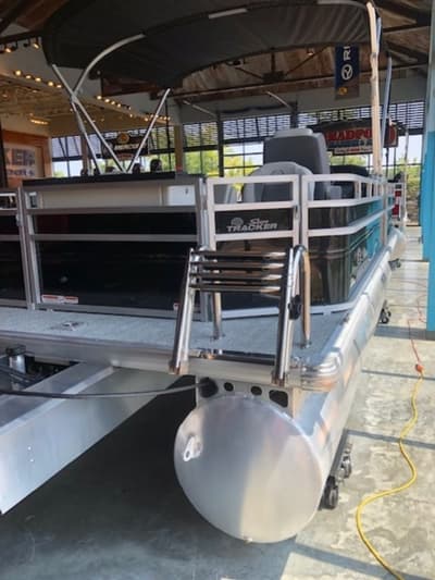 BOATZON | Sun Tracker Fishin Barge 20 DLX 2026