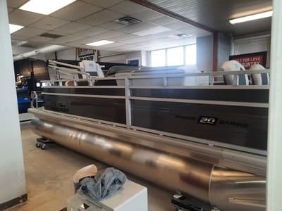 BOATZON | Sun Tracker Fishin Barge 20 DLX 2026