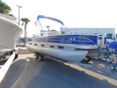 BOATZON | Sun Tracker Fishin Barge 22 DLX 2017