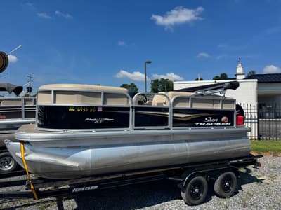 BOATZON | Sun Tracker Party Barge 16 DLX 2024
