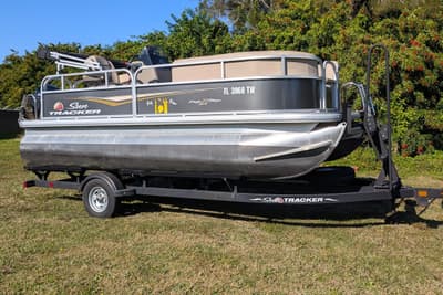 BOATZON | Sun Tracker Party Barge 16 DLX 2025
