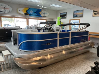 BOATZON | Sun Tracker PARTY BARGE 16 DLX 2026