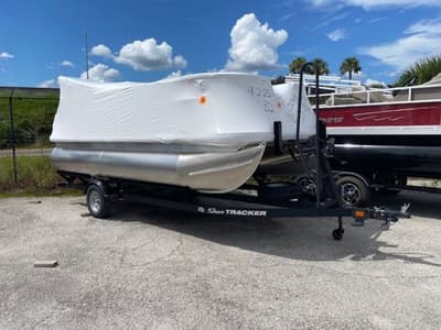BOATZON | Sun Tracker Party Barge 16 DLX 2026